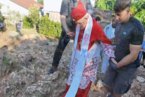 Le cardinal Ernest Simoni gravit la colline des apparitions à Medjugorje - capture écran