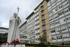 Statue de Jean-Paul II devant l'hôpital Gemelli / BFMTV