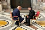 Les présidents américain Donald Trump (à gauche) et ukrainien Volodymyr Zelensky lors des funérailles du pape François, le 26 avril 2025 au Vatican. / © Service de presse de la présidence ukrainienne, AFP.