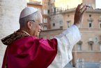 Basilique Saint-Pierre, Vatican, le 8 mai 2025, le pape Léon XIV salue les fidèles. / © Reuters, Francesco Sforza.