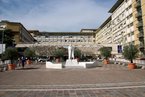 Hôpital Gemelli, Rome / © Sergio D’Afflitto, CC BY-SA 3.0 IT, via Wikimedia Commons.