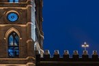 Vue nocturne de la basilique Notre-Dame dans le Vieux-Montréal. / © Diego Delso, CC BY-SA 4.0, via Wikimedia Commons.