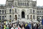 Des centaines de personnes se sont rassemblées devant l’Assemblée législative de la Colombie-Britannique le 14 mai pour la Marche pour la vie de Victoria. (crédit photo : Diocèse de Victoria)