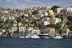 Quelques maisons peintes typiques sur le port de Symi, île de Symi, Grèce / Jebulon - Wikicommon